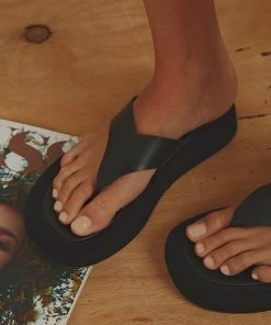 Cult Avenue Style Muse Sandal - Black